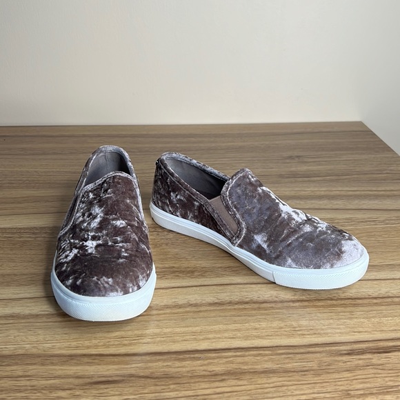 Steve Madden suede slip on shoes - Picture 1 of 4